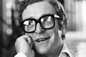 Images Dated 13th August 1981: Actor Michael Caine gives an interview to a Sunday Mirror journalist