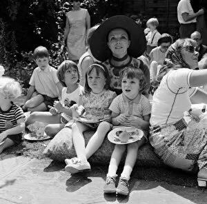 00987 Collection: Actor Michael Crawford holds a barbeque in the garden of his home in Wimbledon