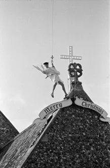 01512 Prints: Actor Michael Crawford pictured during filming of a Christmas special of the BBC