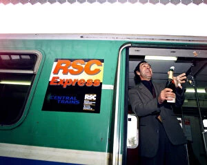Images Dated 29th September 1998: Actor Robert Lindsay toasts the new RSC Express at Stratford station