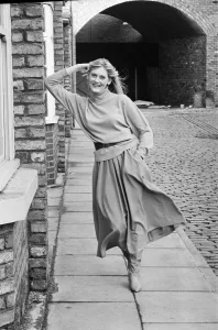 Actor Sarah Lancashire in a 1987 photo shoot on the cobbles of the set of Coronation