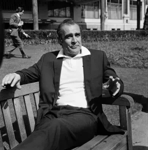 01359 Prints: Actor Sean Connery at Victoria Embankment Gardens before heading to Las Vegas to shoot