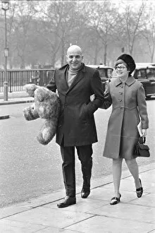00140 Collection: Actor Telly Savalas walking arm in arm in London with his wife, Marilynn Gardner