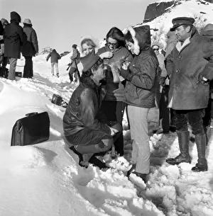 00032 Prints: Actors, make-up girls and technicians have never worked in such conditions before
