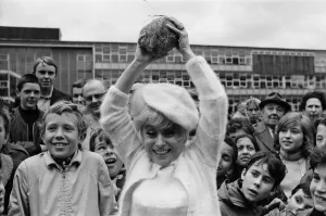 Coconut Prints: Actress Barbara Windsor was lucky on the coconut shy at The William Ellis School summer
