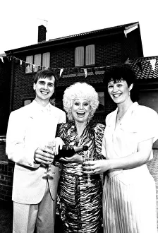 00477 Prints: Actress Barbara Windsor proposes a house-warming toast to DIY builders Allan