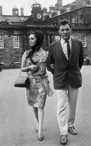 Actress Elizabeth Taylor with her husband Richard Burton stroll in the grounds of