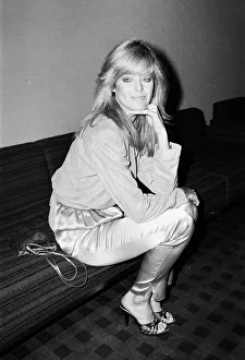 Sofa Prints: US actress Farrah Fawcett Majors, poses for photographers after news press conference in