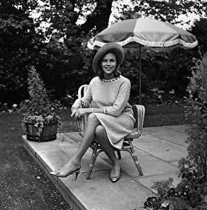 00881 Prints: Actress Honor Blackman relaxes in her garden party outfit during the filming of