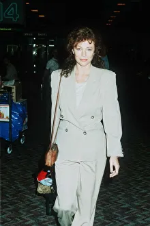 00132 Prints: Actress Jacqueline Bisset at LAP on way to Los Angeles dbase MSI A©Mirrorpix