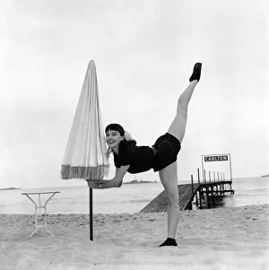 Actress Leslie Carron see here at Cannes. April 1953 D2154B-002
