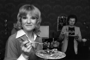 00056 Prints: Actress Lyn Paul and composer Mike Batt seen here at the home of Sonia Allison the Daily