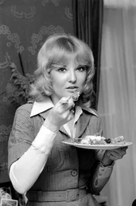 00057 Prints: Actress Lyn Paul seen here at the home of Sonia Allison the Daily Mirror cook who
