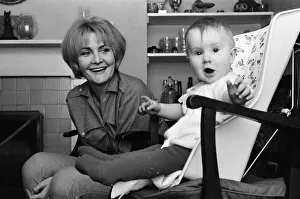 00986 Prints: Actress Sheila Hancock with her baby daughter Melanie Jane. 14th March 1965