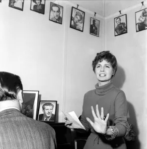 Actress Singer Eva Bartok singing Don t touch me'. October 1953 D6366-001
