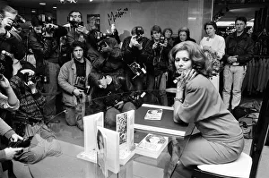 01140 Prints: Actress Sophia Loren at Harvey Nichols store in Knightsbridge