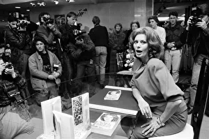 01140 Prints: Actress Sophia Loren at Harvey Nichols store in Knightsbridge