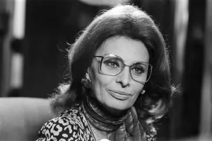 01140 Prints: Actress Sophia Loren pictured at the Piccadilly Hotel Manchester, December 1982