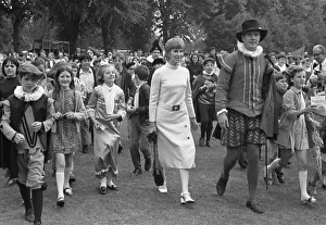 00274 Prints: Actress Wendy Craig paid a visit to Warwick to open the Emscote Lawn School Elizabethan
