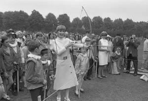 00274 Prints: Actress Wendy Craig paid a visit to Warwick to open the Emscote Lawn School Elizabethan
