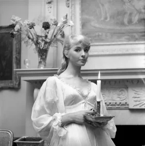 00790 Prints: Actresses and models take part in a 18th century fashion parade at Pinewood Studios