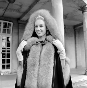 00790 Prints: Actresses and models take part in a 18th century fashion parade at Pinewood Studios
