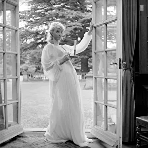 00790 Prints: Actresses and models take part in a 18th century fashion parade at Pinewood Studios