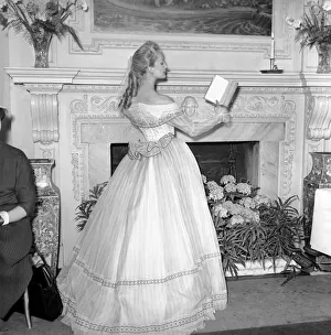 00790 Prints: Actresses and models take part in a 18th century fashion parade at Pinewood Studios