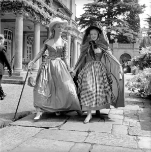 00790 Prints: Actresses and models take part in a 18th century fashion parade at Pinewood Studios