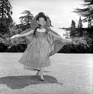 00790 Prints: Actresses and models take part in a 18th century fashion parade at Pinewood Studios
