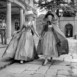 00790 Prints: Actresses and models take part in a 18th century fashion parade at Pinewood Studios