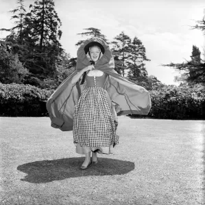 00790 Prints: Actresses and models take part in a 18th century fashion parade at Pinewood Studios