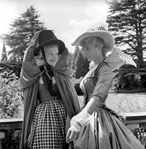 00790 Prints: Actresses and models take part in a 18th century fashion parade at Pinewood Studios