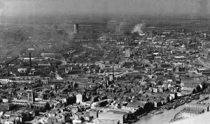 Aerial Photograph of Hull, clearly showing the River Hull
