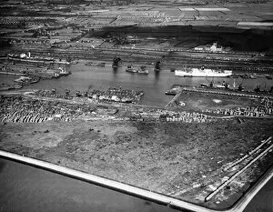 01035 Collection: Aerial view of King George Dock, Hull Circa 1946