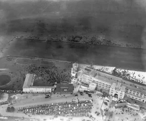 Races Prints: Aerial view of Newmarket racecourse on Cambridgeshire Day. October 1922