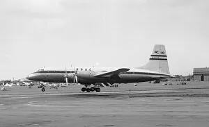 Aircraft Bristol Britannia Mk 100 comes in to land at the SBAC Farnborough Air Show 1955