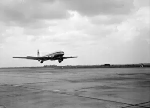 00132 Collection: Aircraft Comet De Havilland Jet Airliner coming into land 1952