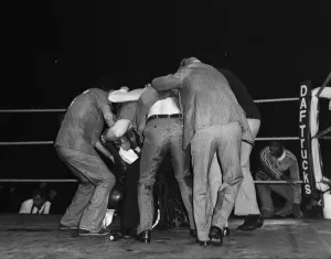 01303 Prints: Alan Minter vs. Marvin Hagler, WBA and WBC world middleweight title fight, Wembley Arena
