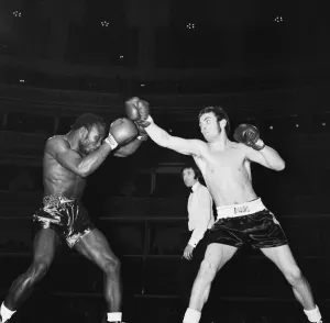 01401 Prints: Alan Minter vs Maurice Thomas this was Minters professional debut