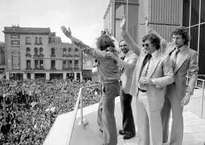 Footballers Prints: Alan Mullery Manager of Brighton FC - May1979 with players on a balcony