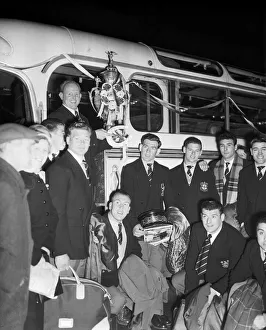 Alan Prescott holds the Rugby League Cup aloft as the St Helens team arrive at the Town