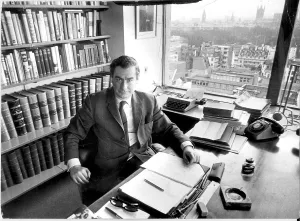 Journalism Prints: ALASTAIR BURNET 1974 EDITOR OF THE DAILY EXPRESS AT HIS DESK IN HIS OFFICE