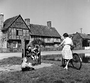 00559 Collection: Aldbury Village, near Tring, Hertfordshire. Circa 1950s