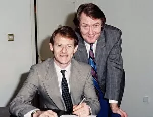 Images Dated 1st December 1988: Alex Higgins signs deal with David Hay December 1988