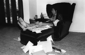 00121 Prints: Alex Higgins World Snooker Champions 1982 at home reading cards