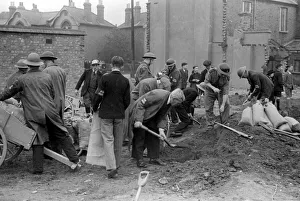 00081 Prints: Alfieri. Fire Guards and ARP Wardens digging trenches for sand bag defences during