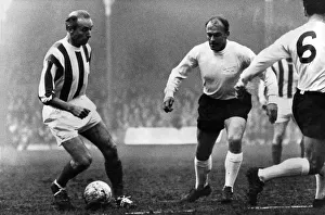 Alfredo Di Stefano comes into tackle Sir Stanley Matthews. April 1965 P011224