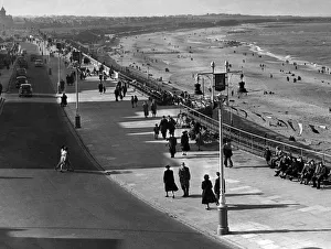 Tourism Prints: All-day sunshine brought out the biggest mid-week crowds for several years to Whitley Bay