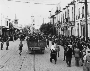 Allied forces enter Damascus. Transport of the Free French